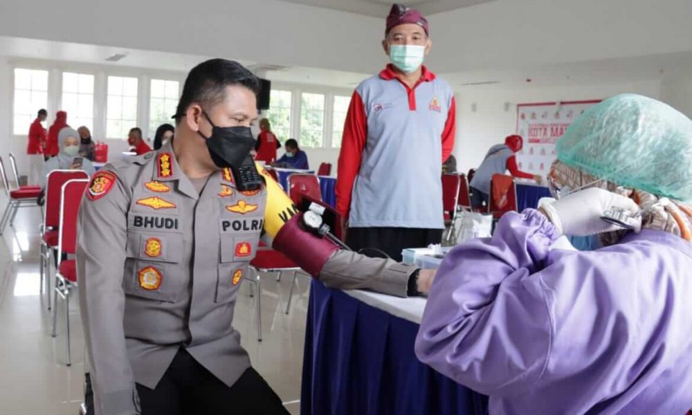 Sambut HUT Ke-108 Kota Malang, Kapolresta Malang Kota dan Anggota Laksanakan Donor Darah