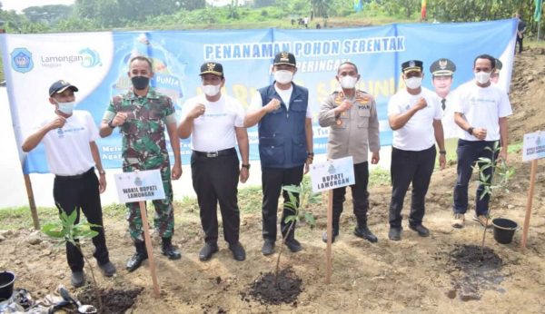 Peringati World Water Day 2022, Pemkab Lamongan Tanam Pohon dan Tebar 1500 Benih Ikan Waduk Tuwiri