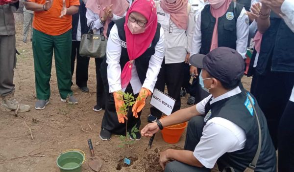 Peringati Hari Air, Wabup Situbondo Tanam Bibit Pohon dan Tebar Ribuan Benih Ikan