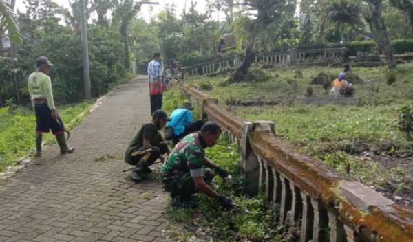 Sambut Ramadan, Babinsa Bondowoso bersama Warga Bersihkan Makam