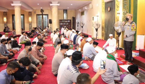 Kapolres Situbondo Ajak Jamaah Salat Tarawih di Masjid Agung Al-Abror Sukseskan Vaksinasi