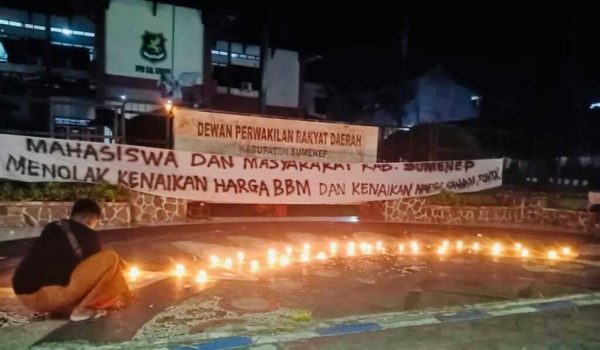 Aliansi BEM Sumenep Gelar Aksi Bakar Lilin sebagai Tanda DPRD 'Mati Suri'