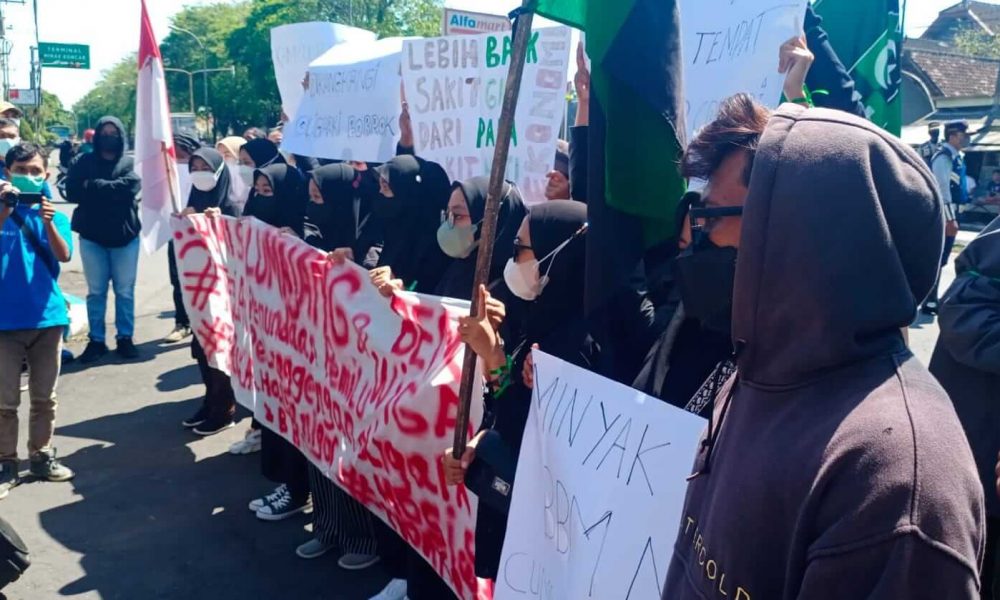 Demo Mahasiswa Lumajang Tuntut Turunkan Harga BBM dan Kebutuhan Pokok