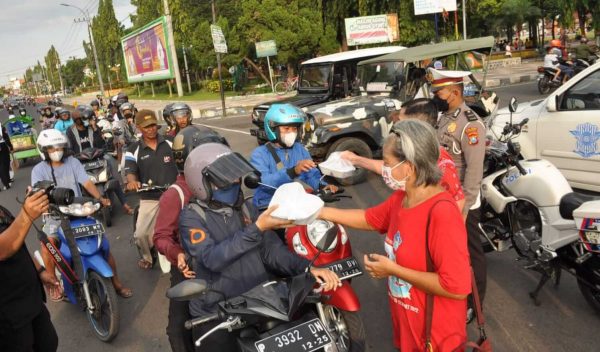 Komunitas Tionghua Situbondo dan Satlantas Polres Situbondo Bagi 1000 Takjil