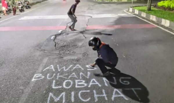 Gara-gara Jalan di Kota Malang Banyak yang Berlubang, Wali Kota Tuai Kritik Melalui Tulisan di Lubang Jalan