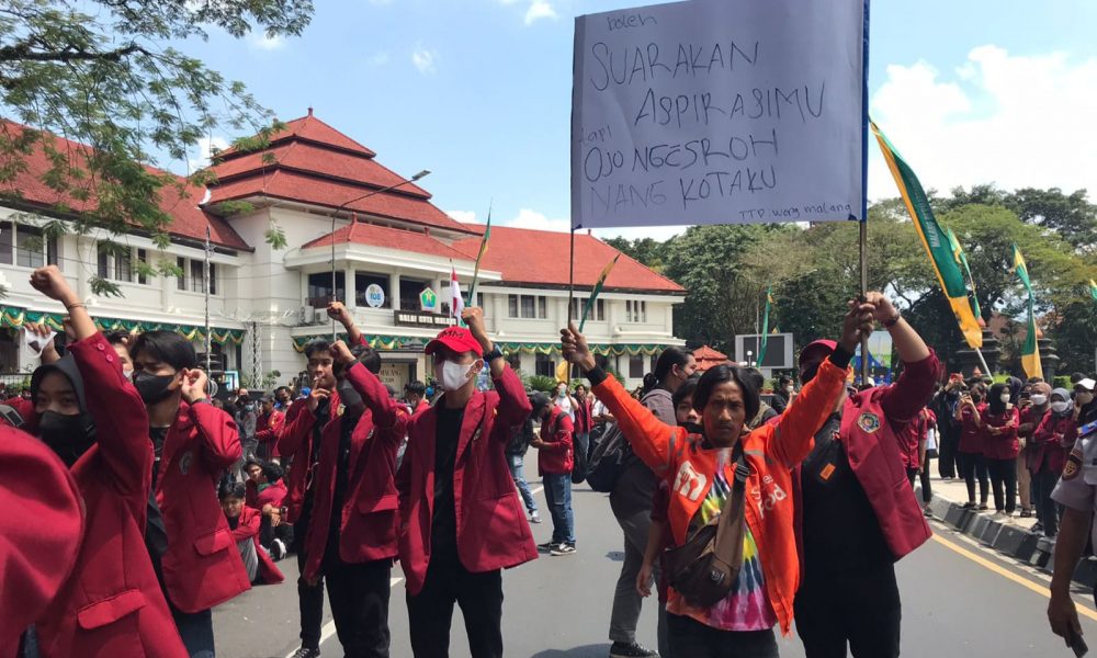 Demi Kota Malang Kondusif, Pengantar Pesan Makanan Online Turut Aksi Unjuk Rasa BEM Malang Raya dengan Tuntutan Beda