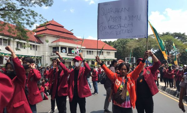 Demi Kota Malang Kondusif, Pengantar Pesan Makanan Online Turut Aksi Unjuk Rasa BEM Malang Raya dengan Tuntutan Beda