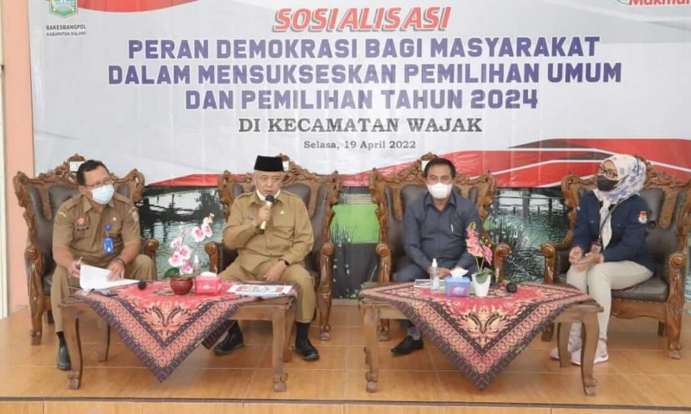 Bupati Malang Beri Arahan dalam Sosialisasi Demokrasi bagi Masyarakat di Kecamatan Wajak