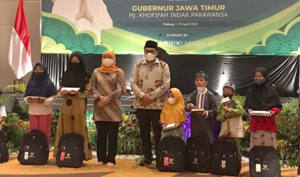 Gubernur Jatim Didampingi Wawali Malang Beri Santunan untuk 1000 Anak Yatim Malang Raya