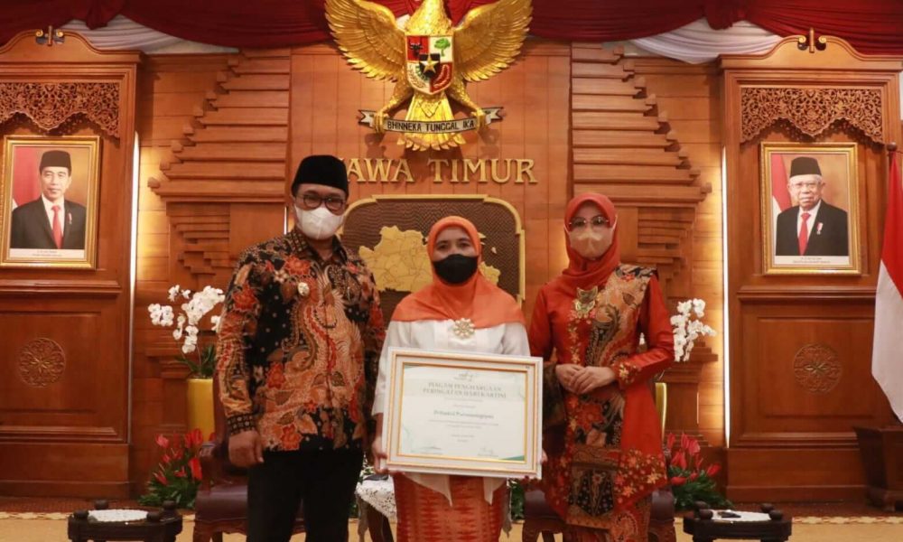 Peringatan Hari Kartini, Wawali Kota Malang Apresiasi dan Beri Penghargaan IRT Peduli Lingkungan