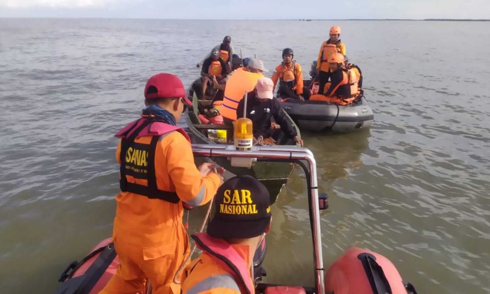 Tim SAR Surabaya Evakusi Lima Pemancing Asal Perairan Muara Mulyorejo Surabaya
