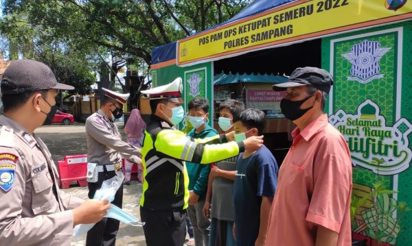 Peduli Kesehatan Masyarakat, Satlantas Polres Sampang Bagikan Masker di Area Wisata Pantai Camplong