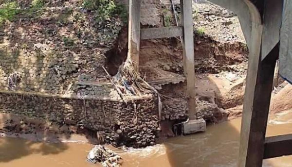 Plengsengan Pilar Penyangga Jembatan Pasar Burung Splendid Kota Malang Ambrol