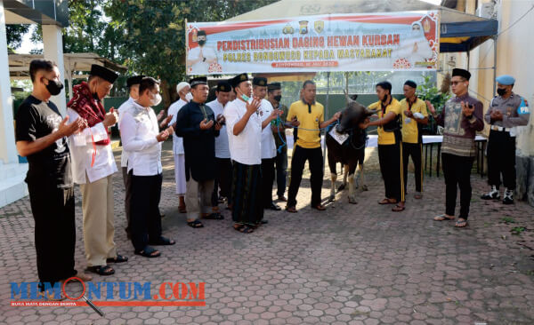 Polres Bondowoso Bagikan 600 Paket Daging Kurban untuk Masyarakat
