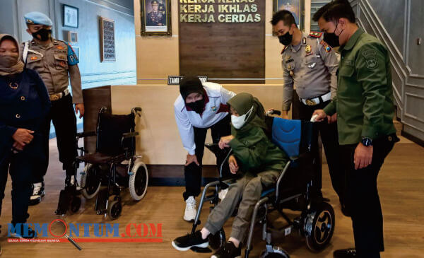 Polresta Malang Beri Bantuan Kursi Roda Elektrik untuk Staf Humas yang Menyandang Disabilitas