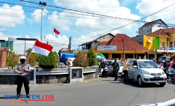 Peringati Detik-detik Proklamasi, Seluruh Pengguna Jalan di Blitar Turun dan Beri Penghormatan