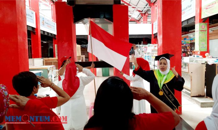 Puluhan Ibu Pedagang Pasar Legi Blitar Gelar Upacara HUT Kemerdekaan RI dengan Pakaian Merah Putih