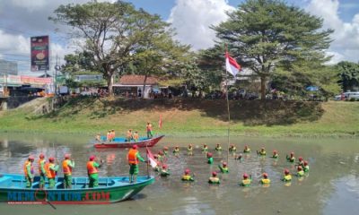 Puluhan Petugas Kebersihan Tulungagung Upacara Bendera di Sungai Ngrowo