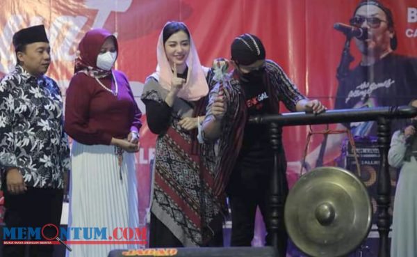 Mas Ipin Buka Event Tahunan Pasar Rakyat Trenggalek dengan Menghadirkan Vokalis Band Jamrud