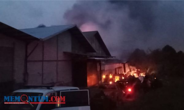 14 Unit PMK Bantu Padamkan Kebakaran Pabrik Kertas Pandanlandung, Api Belum Padam