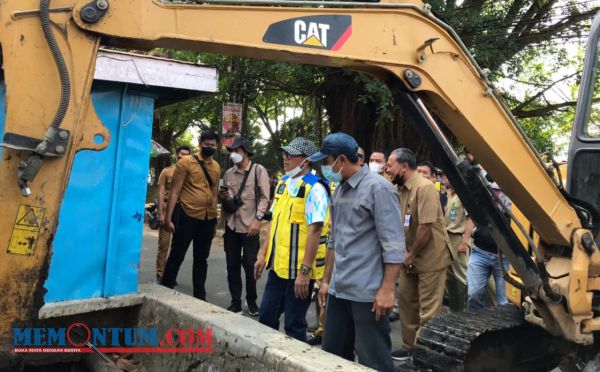 Wali Kota Malang Tinjau Proses Pengerukan Sedimen untuk Antisipasi Banjir