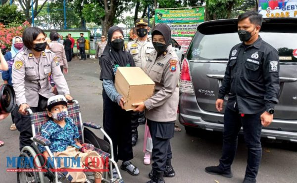 Kapolresta Malang Kota Bagikan 100 Paket Sembako kepada Masyarakat Terdampak Kenaikan BBM