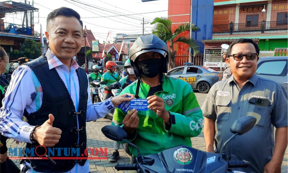 Wabup Rahmat Santoso bersama Komunitas Otomotif Blitar Bagikan BBM Gratis