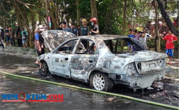 Jemput Anak Pulang Sekolah, Mobil Mazda Mendadak Kobarkan Api