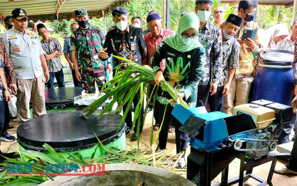 Resmikan Bank Pakan di Nglegok, Bupati Rini Syarifah Minta Inovasi Pakan Awetan Terus Dilakukan