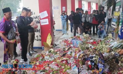 Turut Berduka Tragedi Kanjuruhan, Kapten Tim Persik Kediri Doa di Pintu 13 Stadion Kanjuruhan