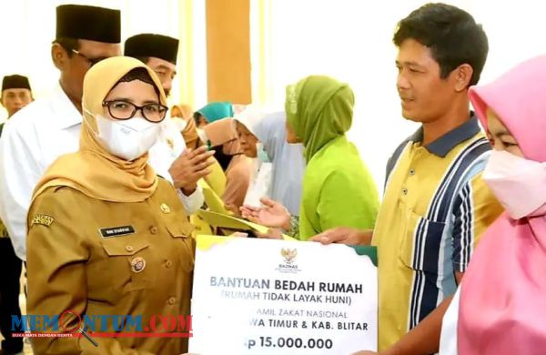 Bupati Rini Syarifah Salurkan Tambahan Insentif Bagi GTT dari Baznas Kabupaten Blitar