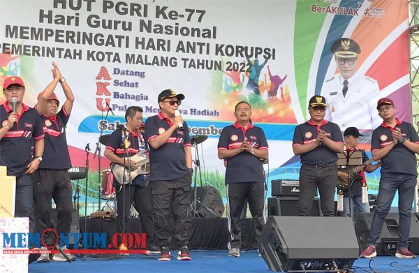 Meriahkan Peringatan HUT Ke-77 PGRI dan Hari Guru, Wali Kota Sutiaji Ikuti Gelaran Senam Bersama Disdikbud Kota Malang