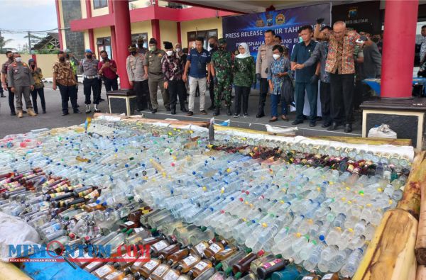 Jelang Tahun Baru, Ribuan Botol Miras Dimusnahkan Polres Blitar