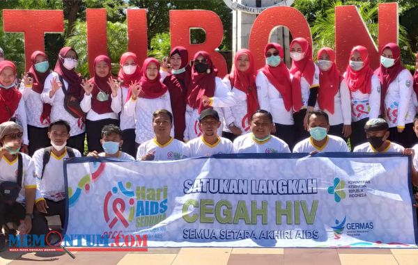 Memperingati Hari HIV/AIDS Sedunia, Dinkes Situbondo Bagikan Ribuan Leaflet