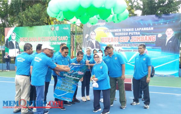 Tingkatkan Minat Olah Raga Masyarakat Jombang, Bupati Mundjidah Gelar Turnamen Tenis Lapangan