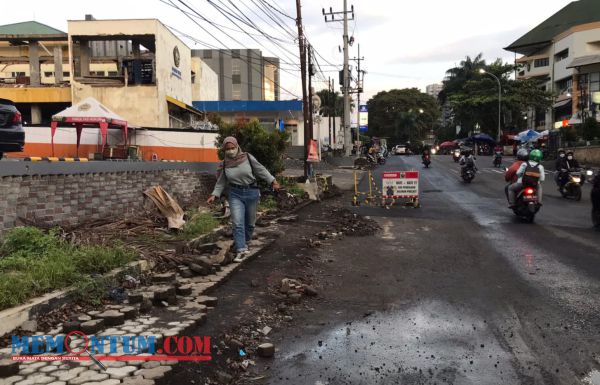 Pedestrian Jalan Raya Dieng Kota Malang Rusak Akibat Proyek Gorong Gorong