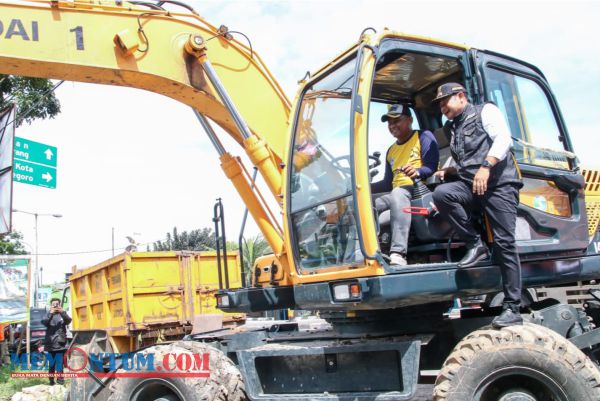 Sidak Gunakan Motor Trail di Desa Sambungrejo, Bupati Lamongan Minta Tak Ada Lagi Gagal Panen