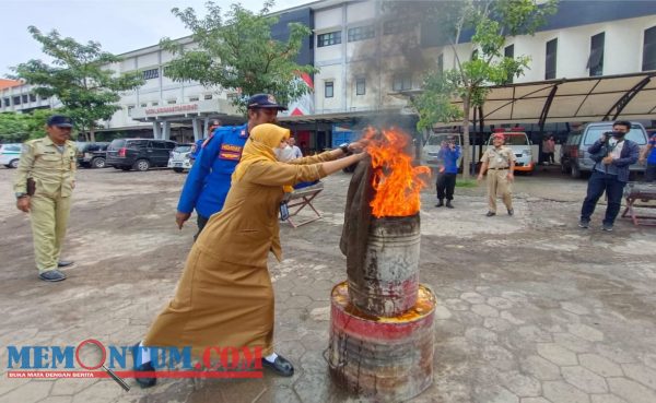 Peringati K3, RSUD Besuki Situbondo Bekali Pegawai dengan Simulasi Pemadam Kebakaran