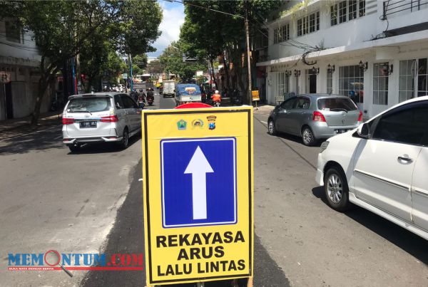 Coba Akomodir Dua Jalur, Dishub Kota Malang Buka Tutup Pembatas Jalan di Perempatan Rajabali untuk Angkot