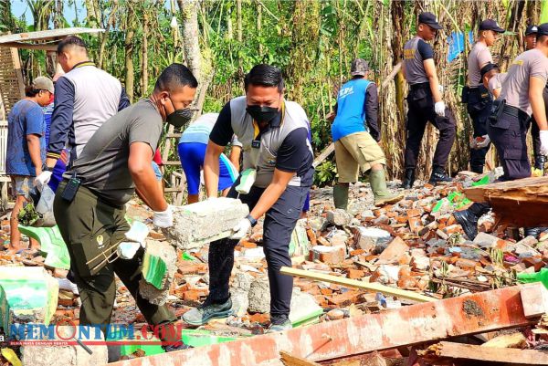 Polri bersama TNI, BPBD dan Warga Bersihkan Lokasi Bekas Ledakan Mercon di Ponggok Blitar