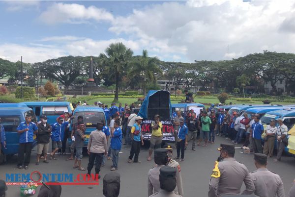 Suarakan Tolak Satu Arah, Ratusan Angkot Padati Perempatan Jalan Semeru hingga Balai Kota Malang