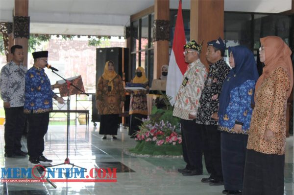 Serahkan SK Pensiunan Pejabat Fungsional dan Struktural, Bupati Situbondo Ingatkan Silaturahmi dan Bekarya