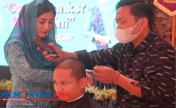 Demi Memotivasi Penyintas Kanker Trenggalek, Bupati Arifin Rela Pangkas Gundul Rambut untuk Kali Kedua