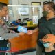 Satlantas Polres Situbondo Bagi Brosur Tertib Lalu Lintas dan Coklat untuk Wajib Pajak dan Pemohon SIM