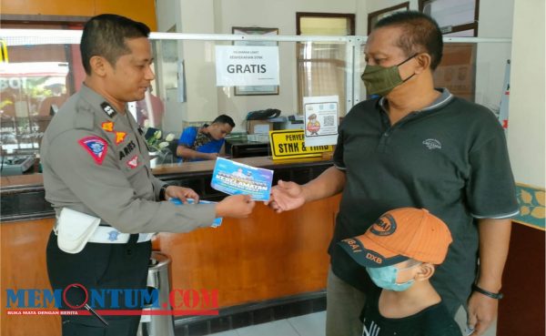 Satlantas Polres Situbondo Bagi Brosur Tertib Lalu Lintas dan Coklat untuk Wajib Pajak dan Pemohon SIM