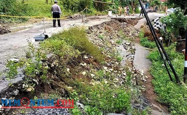 Dua Tahun Jalan Ambles Tak Diperbaiki, Warga dan Sopir Blitar Selatan Turun Jalan Tunggu Wabup