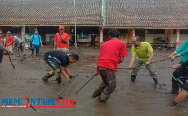 KKG PJOK Bondowoso Gotong Royong Bantu Dampak Banjir Bandang Ijen