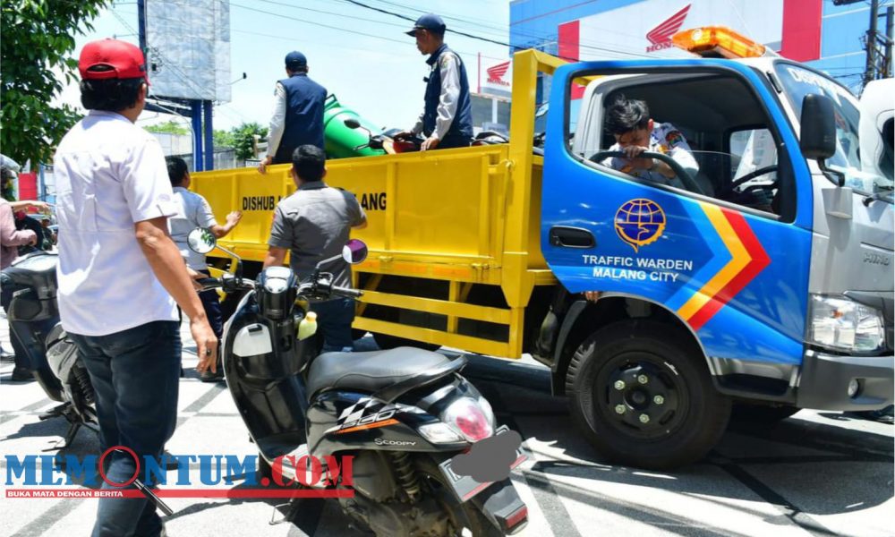 Dishub Kota Malang Tertibkan Parkir Liar dengan Gembok dan Angkut Kendaraan
