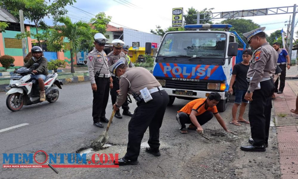 Minimalisir Kecelakaan, Satlantas Polres Situbondo Tambal Jalan Berlubang