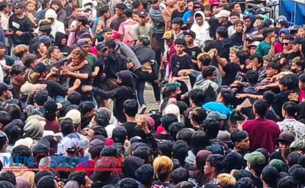 Konser Dangdut Pemandian Selokambang Lumajang Diwarnai Aksi Tawuran Antar Penonton